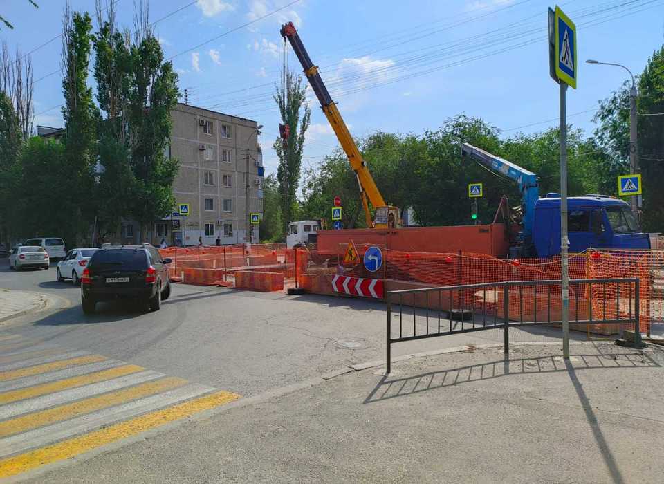 В Волгограде ремонтируют участок теплосети на улице Козловской